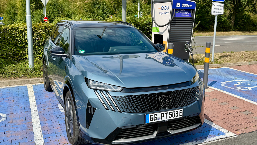 Das kann dauern 
Das 400-Volt-Bordsystem des Peugeot E-5008 erlaubt nur eine maximale Ladeleistung von 160 kW. Das ist für ein Topmodel zu wenig. 