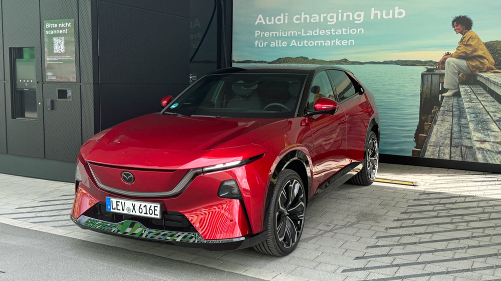 Besuch bei der Konkurrenz 
Mit einer maximalen Ladeleistung von 200 kW am Highpower-Charger blockiert der Mazda den Charging Hub von Audi nur kurze Zeit.  