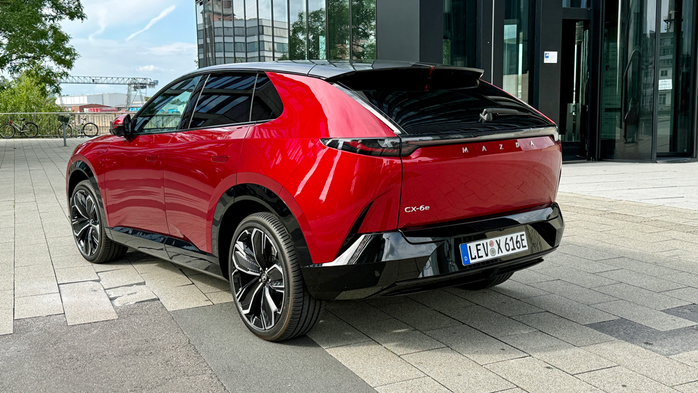 Fein gewandet
Die Mazda-Designer haben dem CX-6e ein Blechgewand geschneidert, das auch dem Wagenmeister des Luxushotels gefallen dürfte. 