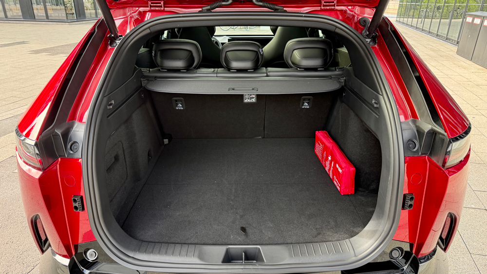 Da geht was rein 
468 Liter fasst der Kofferraum des Mazda CX-6e, in den Frunk vorne passen weitere 80 Liter. Das sollte in den meisten Fällen genügen.