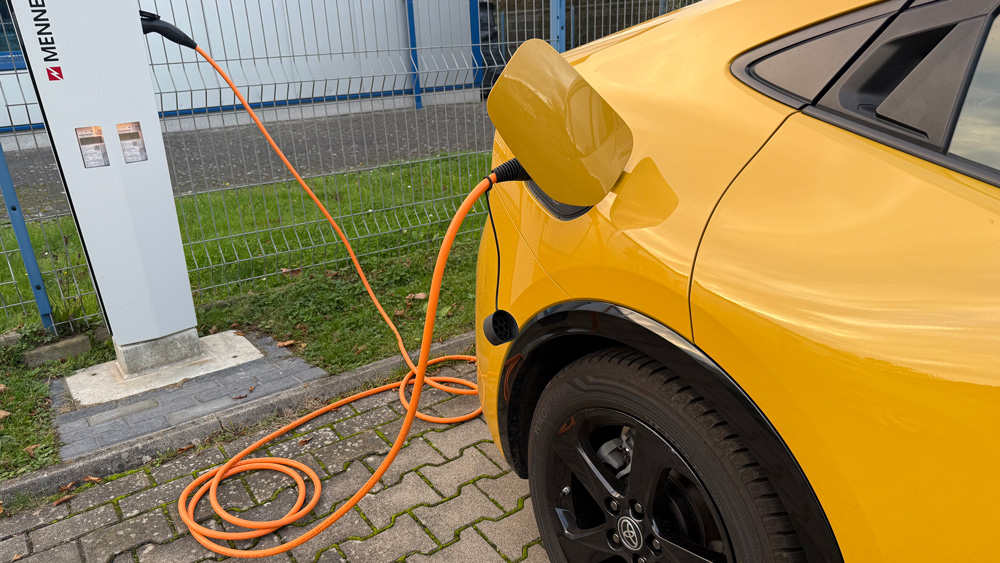 Das kann dauern 
Etwa vier Stunden dauert es, um den 13,6 kWh großen Akku des Toyota Prius vollständig an einer mit Wechselstrom betriebenen Ladesäule zu befüllen. Denn die maximale Ladeleistung beträgt nur 3,3 Kilowatt. Schnellladen mit Gleichstrom ist nicht vorgesehen. 