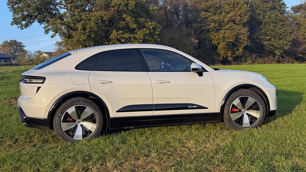 Geländegängig 
Der Macan Turbo kommt serienmäßig mit Allradantrieb daher, kann sein Fahrwerk auch auf schwierige Geländeverhältnisse einstellen. Trotzdem dürfte er nur selten abseits befestigter Wege anzutreffen sein.