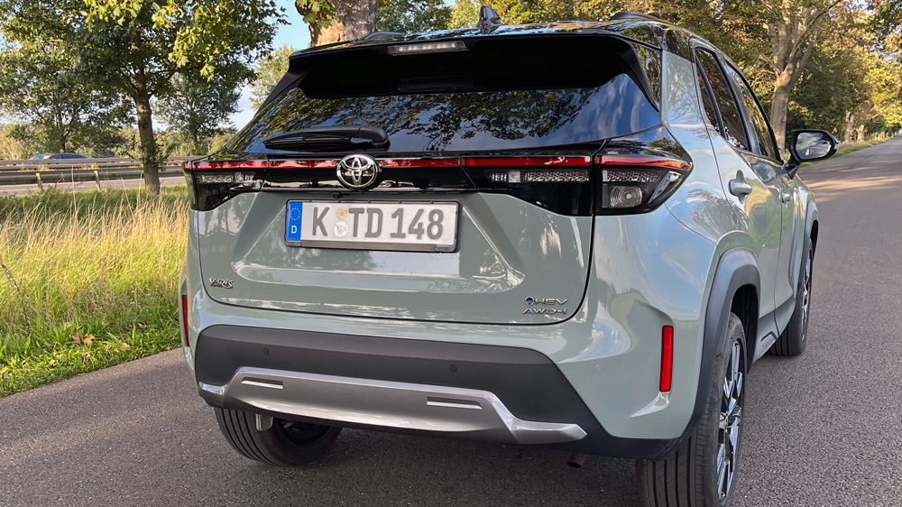 Mit Allradantrieb
Nix für brutal schweres Gelände, aber die Kombination sollte auf Feldwegen oder verschneiten Fahrspuren durchaus Vorteile bieten.