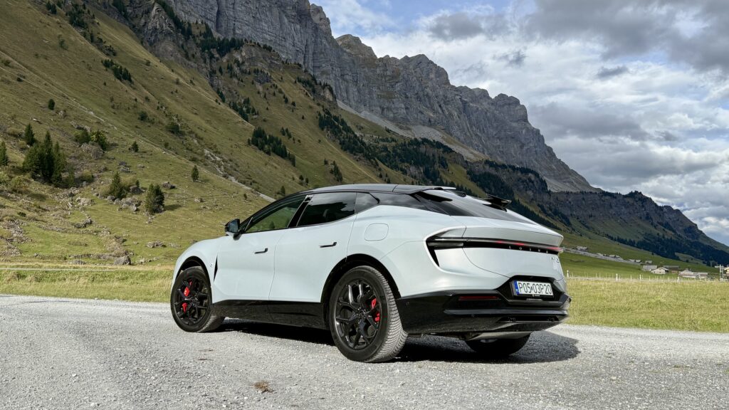 Gipfelstürmer
Trotz eines Leergewichts von über 2,5 Tonnen stürmt der Lotus Eletre X bei Bedarf in 3,3 Sekunden auf Tempo 100. Die 200-km/h-Marke fällt nach elf Sekunden. Wer nicht permanent die volle Leistung abfordert, kommt mit einem erfreulich niedrigen Energieverbrauch aus.