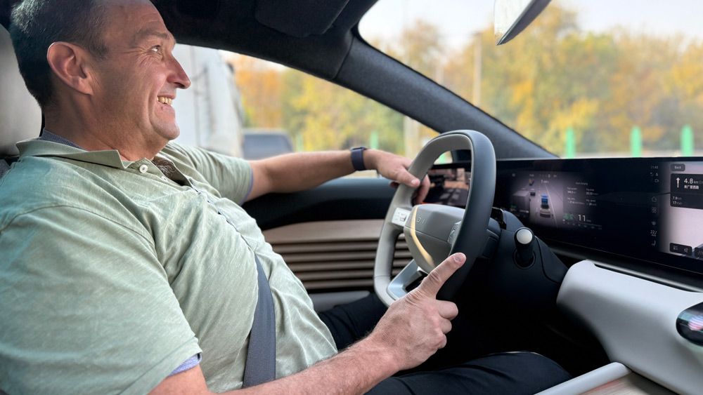 Da kommt Freude auf 
Der E5 sucht sich seinen Weg durch die Stadt ganz alleine - der Fahrer hat die Hände nur noch pro forma am Lenkrad.