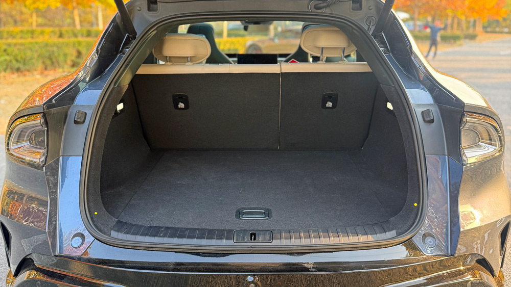 Ganz pragmatisch
Der dank einer großen Heckklappe leicht zu beladende Kofferraum bietet mit einem Volumen von 678 Litern jede Menge Platz für Koffer und Taschen. Obendrein gibt es vorne noch einen Frunk mit einem Fassungsvolumen von 141 Litern.