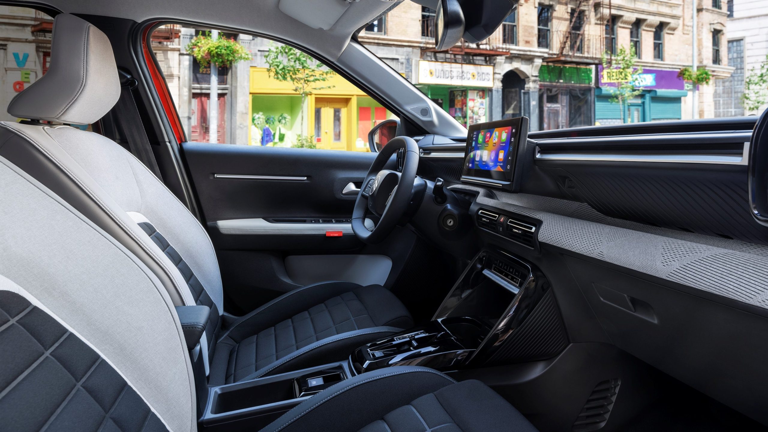 Nur das Nötigste
Der 10,25 Zoll große Bildschirm in der Mitte des Armaturenträgers im  Citroën Ë-C3 kann via Android Auto oder Apple Car Play zur Darstellung von Apps wie Google Maps genutzt werden - da braucht es kein Navigationssystem. Foto: Stellantis