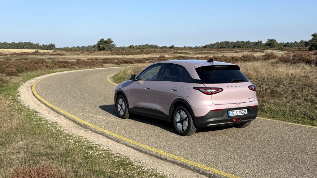 Porzellan-Pink im Heidegrün
Die Straßen in der sanft hügeligen Veluwe sind schmal und kurvenreich - das perfekte Revier für den kleinen Geely E2.