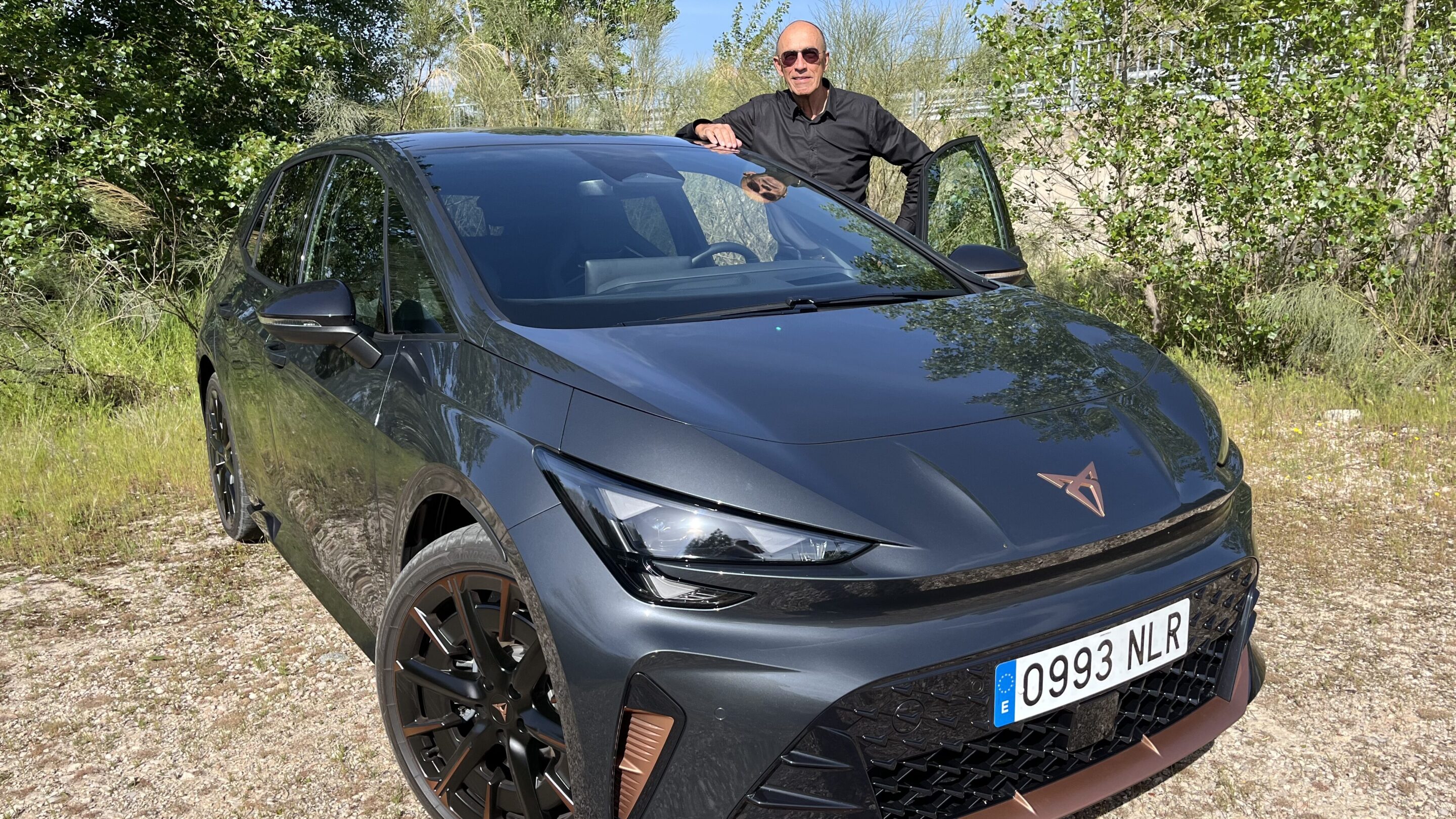 Mit Haifischnase 
Cupra hat das Frontend des vollelektrischen Born noch einmal nachgeschärft. Mit den neuen Scheinwerfern schaut er jetzt noch grimmiger drein, Unserem Autor gefällt es. 