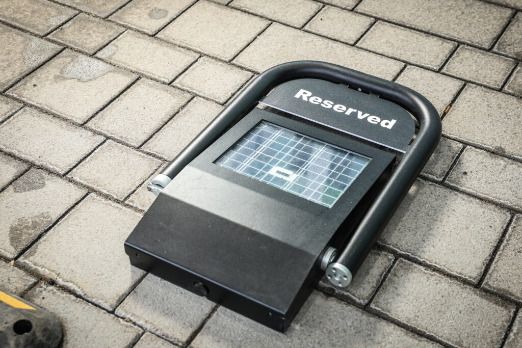 Audi only
Fahrer eines Elektroautos mit den berühmten vier Ringen können einen der vier Ladeplätze über die Charging-App reservieren. Der Bügel fährt dann automatisch runter, wenn die Kameras das angemeldete Fahrzeug erkennen.