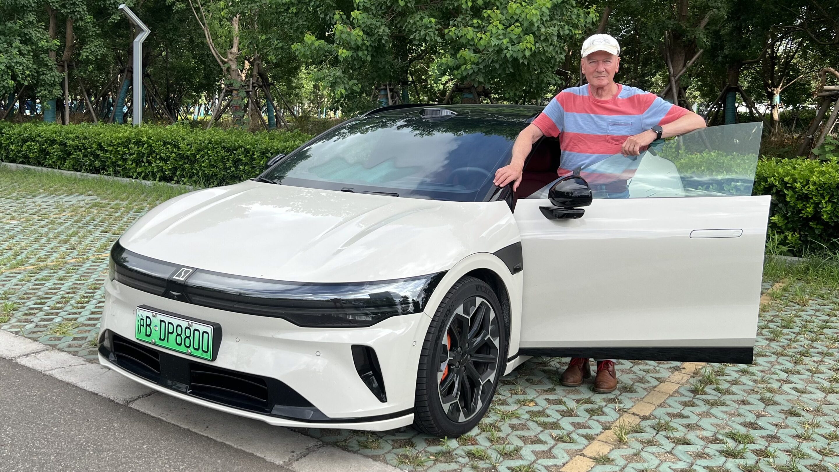 Grün ist die Hoffnung 
Das grüne Kennzeichen steht in China für ein „New Energy Vehicle“, ein Auto mit alternativem Antrieb. In Deutschland, wo der ZEEKR 7GT seit kurzem zu Preisen von knapp 46.000 Euro angeboten wird, gibt es nur ein „E“ auf dem Nummernschild.