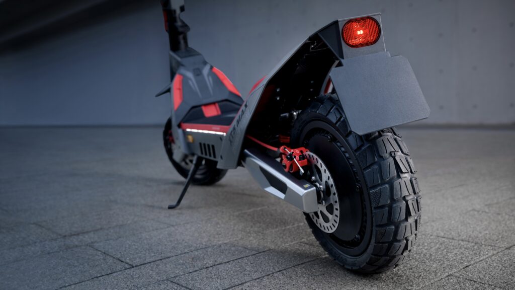 Die neue Freiheit
 Während die anderen auf den Bus warten, hat der Besitzer des XT5 Max die Abkürzung durch den Wald genommen und ist bereits am Arbeitsplatz oder in der Schule angekommen. Mit einer Reichweite von 110 Kilometern hat er noch genug  Energie für den Heimweg.