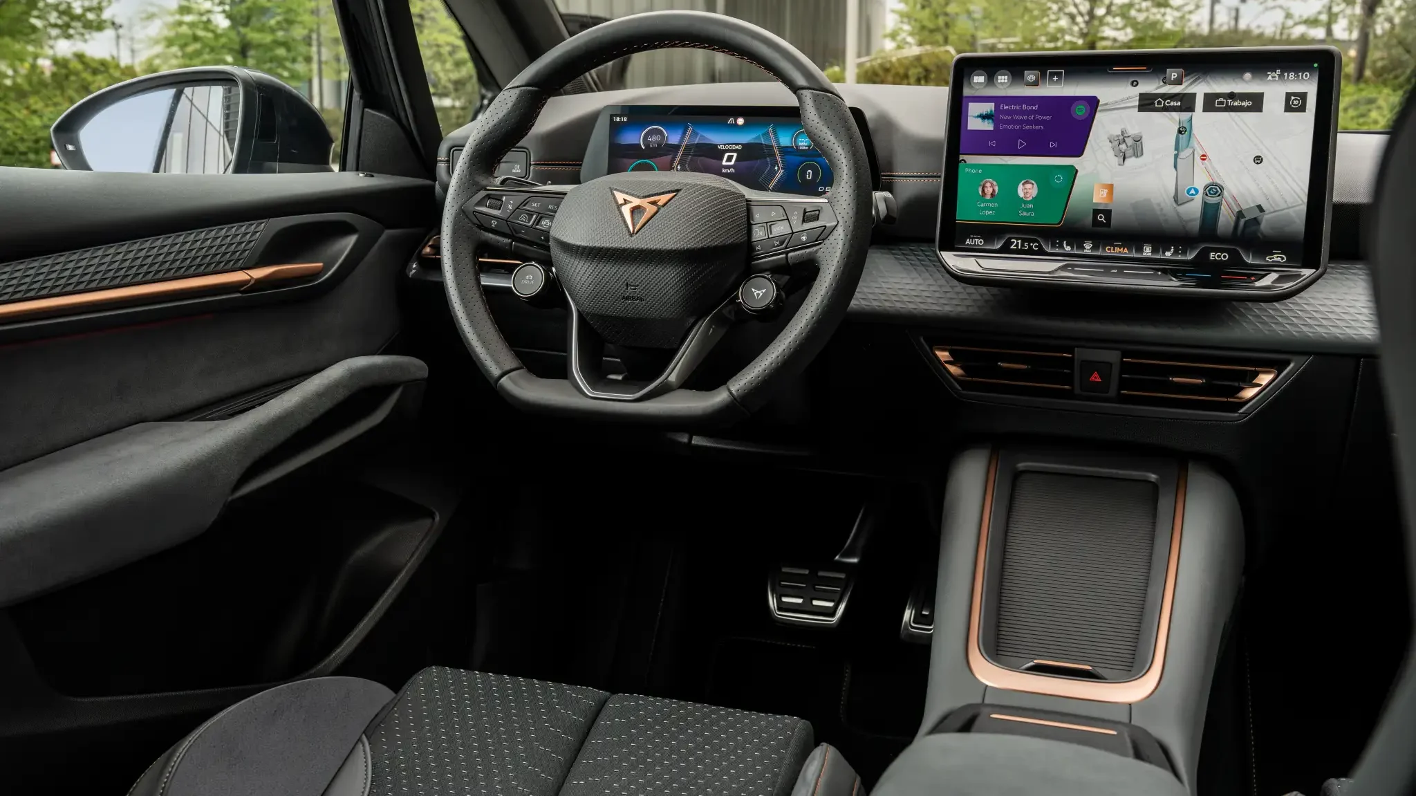 Kupferschmied
Exakt 12,9 Zoll misst nun der Screen des Infotainmentsystems, das inhaltlich von Linux auf ein potenteres Android-Betriebssystem gewechselt hat. Auch gibt es nun vier Tasten für vier Fensterheber auf der Fahrerseite. Die kupferfarbenen Zierelemente sind geblieben.