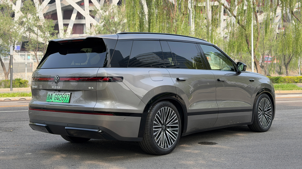 "True Volkswagen"
Mit einer Länge von 5,21 Metern ist der VW Era 9X noch ein gutes Stück länger als ein BMW X5 oder ein Mercedes GLS. Aber zum Preis von unter 40.000 Euro fände der Elektro-Koloss sicherlich auch in Europa Abnehmer.  