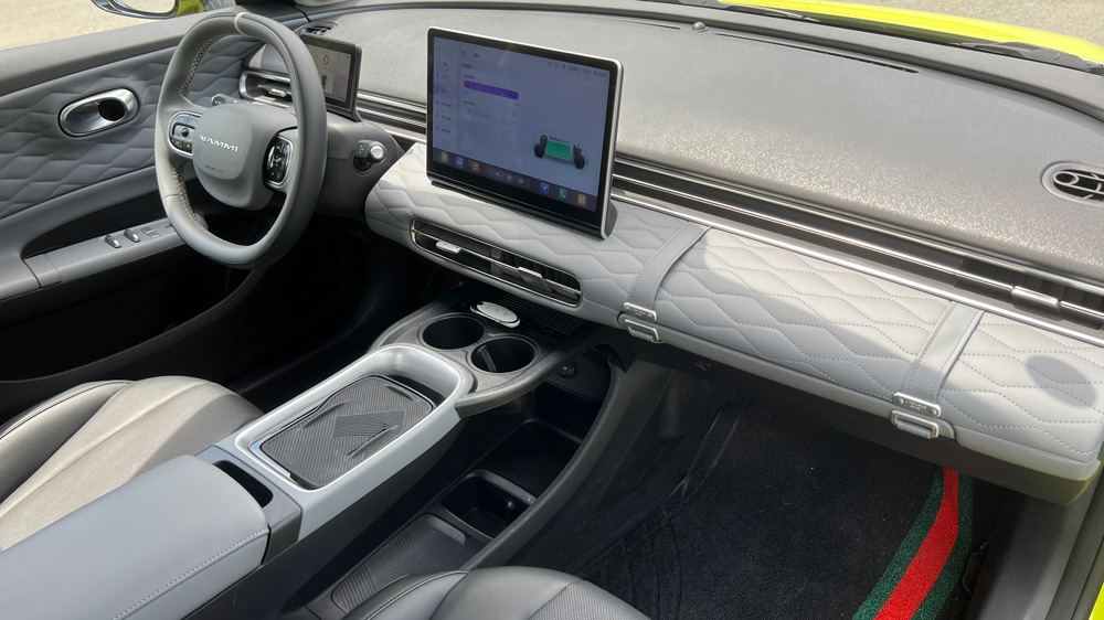 Was braucht man mehr? 
Zwei Displays liefern dem Fahrer alle Informationen, die er braucht. Die Cockpit-Bezüge und Türverkleidungen im Rauten-Steppdesign machen einen gefälligen Eindruck. Und die Verarbeitung ist insgesamt gut. 