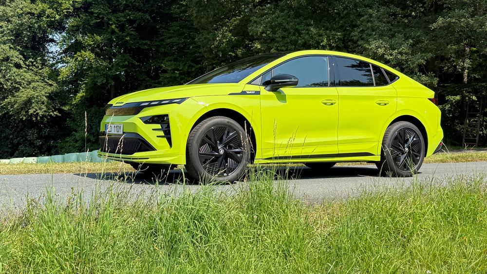 Da geht die Post ab
"Mambagrün" heißt die auffallende Lackierung, die allein dem Skoda Enyaq RS vorbehalten ist. Sie betont die Sportlichkeit noch.