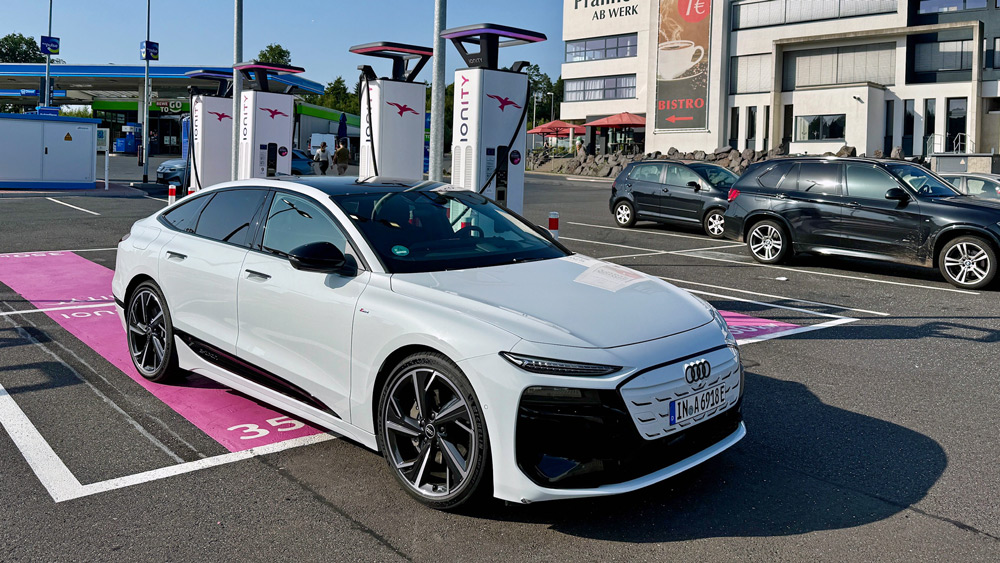 Kurze Pause 
Dank einer maximalen Ladeleistung von 270 kW fallen die Ladestopps erfreulich kurz aus. Die Besichtigung der Schokoladenproduktion in Bad Honnef muss da leider ausfallen. Fotos: Rother  