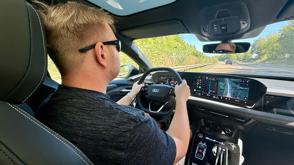 Alles im Griff 
Der Audi A6 e-tron erklärt sich im wesentlichen selbst. Für die wichtigsten Funktionen gibt es Knöpfe und Tasten. Und auch das Infotainment-System mit der Vielfalt an Einstellmöglichkeiten hat der Fahrer schnell verstanden. 