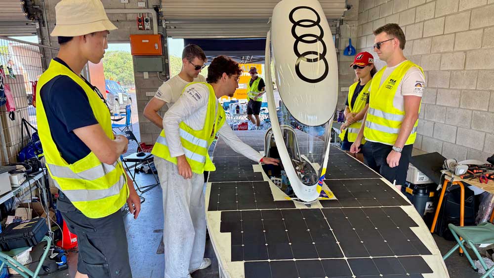 Auf den letzten Drücker
Das Team TUFast der TU München hatte beim Qualifikationsrennen auf dem Hidden Valley Raceway von Darwin mit einigen technischen Problemen zu kämpfen - es ist ihre erste Teilnahme an der Langstrecken-Weltmeisterschaft für Solarfahrzeuge.