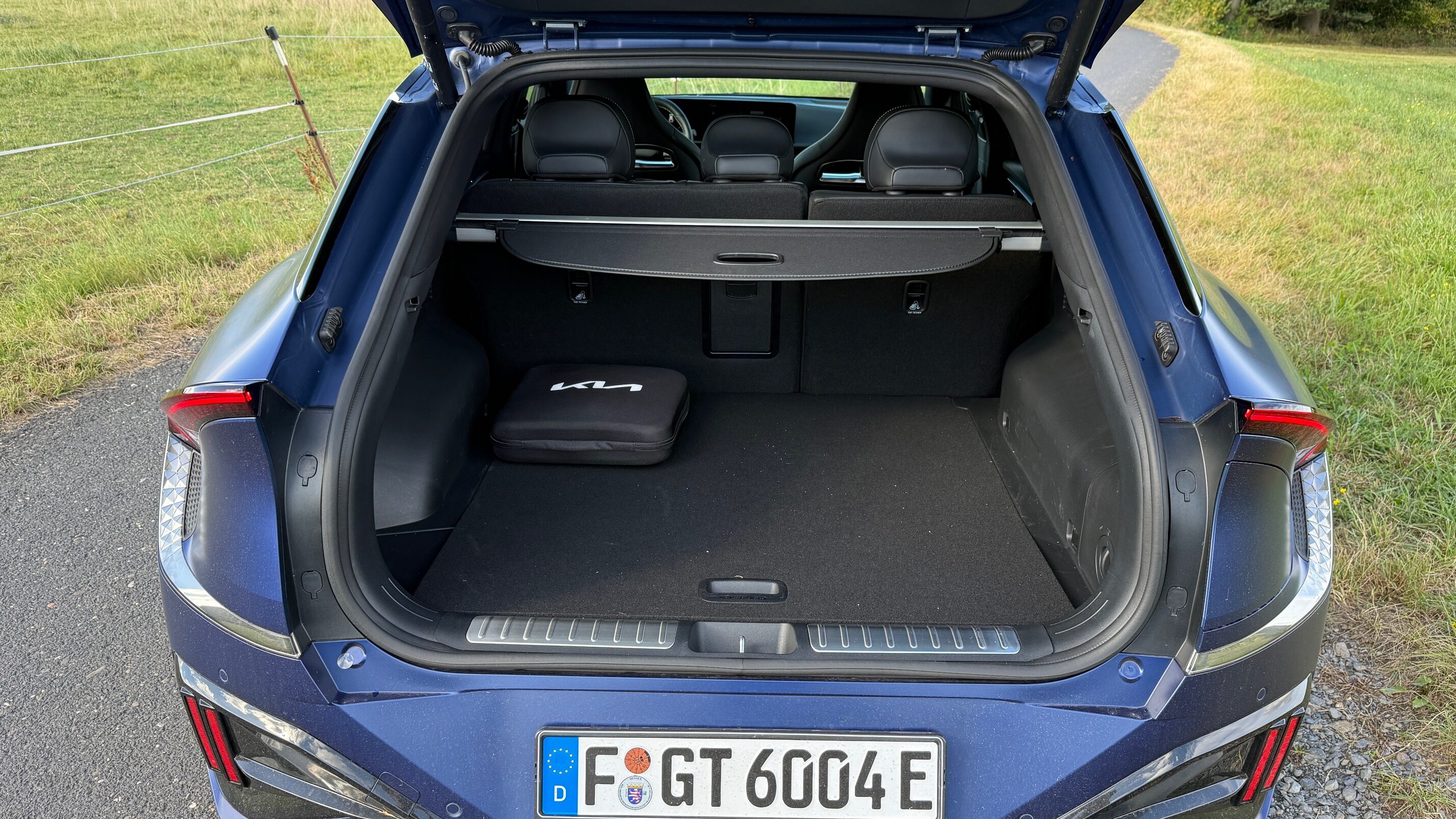 Praktisch, nicht sportlich
Der Kofferraum des Kia EV6 - ob GT oder nicht - ist dank der großen Heckklappe leicht zu beladen und bietet für das Reisegepäck von vier Personen ordentlich Platz. Vorne gibt es zusätzlich einen Frunk, der 20 Liter fast - für den V2L-Adapter und das Ladekabel.  