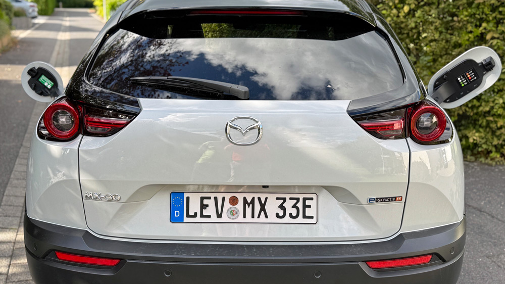 Nach beiden Seiten offen 
Plug-in-Hybride oder Elektroautos mit Reichweiten-Verlängerer wie der Mazda MX30 R-EV werden müssen regelmäßig die Tankstelle aufsuchen. Wer da nicht aufpasst, hat plötzlich die falsche Kraftstoffsorte im Tank. Bei Diesel-Sprit oder HVO100 wird es dann kritisch.