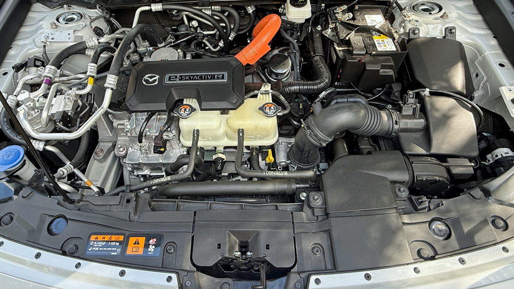 Gürtel und Hosenträger 
Ein Wankelmotor ist kompakt, braucht vergleichsweise wenig Platz. Die Kombination mit dem Hochvolt-System sorgt allerdings dafür, dass es im Motorraum des Mazda MX-30 recht eng zugeht. Besonders ansehnlich ist es auch nicht. Fotos: Rother