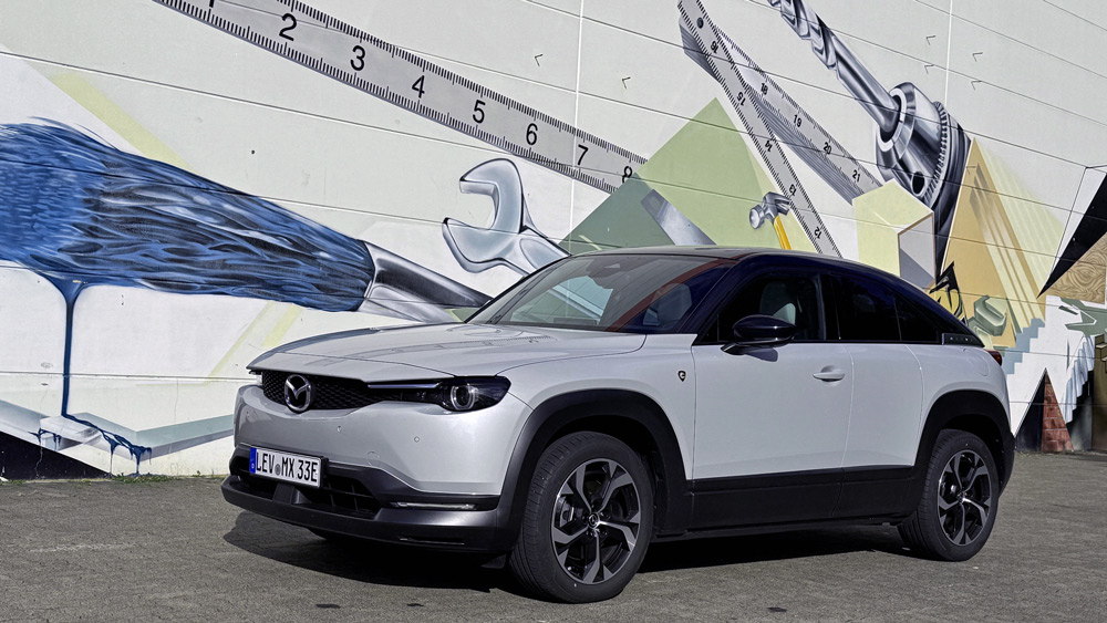 Ingenieurslösung 
Der Mazda MX-30 R-EV kombiniert einen Batterieantrieb mit einem Einscheiben-Wankelmotor, der als Generator arbeitet und dem Akku bei Bedarf Strom zuführt. Die aufwändige Lösung ist einzigartig und macht aus dem Plug-in-Hybrid fast schon ein Sammlerobjekt. 