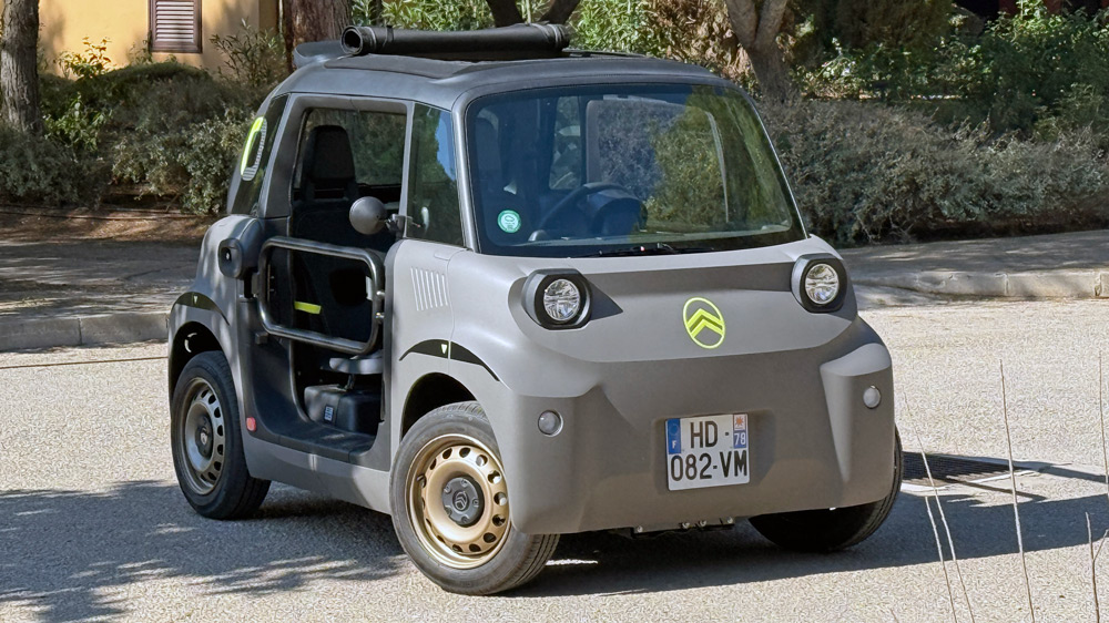 Spaßvogel mit Citroën-DNA
Der 2,41 Meter lange AMI verkörpert einfache wie erschwingliche Mobilität schon für Jugendliche ab 15 Jahren. Die neue Buggy-Version kommt ohne Türen daher, dafür mit einem aufrollbaren Softtop - und einer elektrischen Reichweite von 74 Kilometer bei Tempo 45.