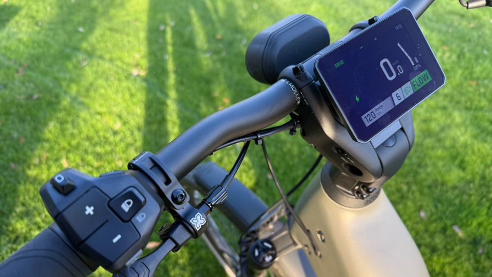 Kontrollzentrum
Mitten auf dem Mittig über dem Vorbau sitzt das große, sehr gut ablesbare FIT Display Comfort, das alle wichtigen Daten in verschiedenen Varianten übersichtlich anzeigt. Geschaltet wird über die Tasten links am Lenker - auch die Fernlichtfunktion.