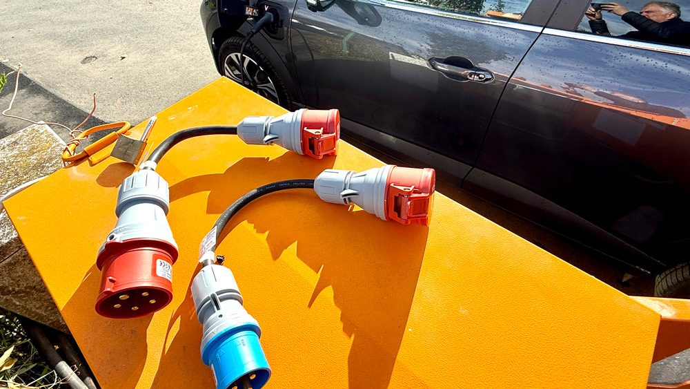 Anschluss gesucht
Mehrere Adapter gaben die Möglichkeit, unterwegs auch CEE-Starkstromanschlüsse zum Laden des Elektroautos zu nutzen.