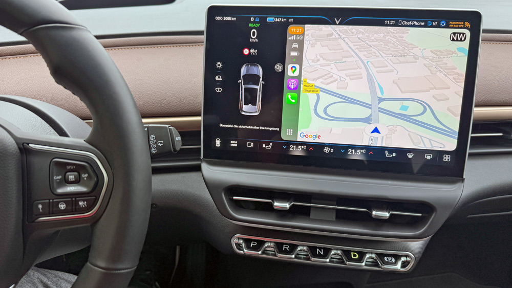 Nichts für Kurzsichtige
Der 12,9 Zoll große Zentralmonitor ist die Steuer- und Informationszentrale im Vinfast VF 6. Die Anzeige der Fahrgeschwindigkeit ist klein geraten, die der Reichweite (oben links) noch mehr. Über die Klaviertasten unter dem Monitor wird die Fahrtrichtung gewählt.