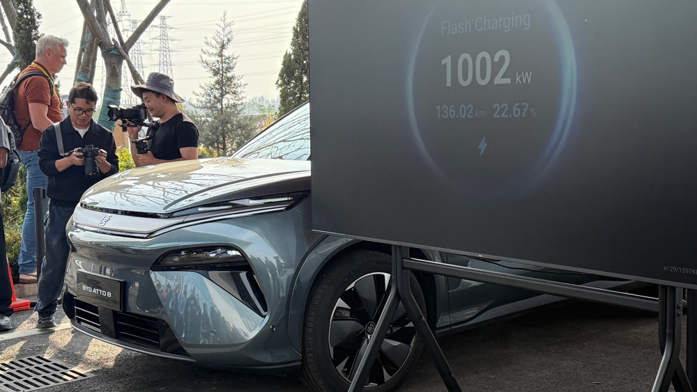 Schnell geflasht 
Zwei Kilometer Reichweite gewinnt der BYD Atto 8 pro Sekunde, wenn er mit bis zu 1002 kW am neuen Flash-Charger geladen wird. 600 dieser Highpower-Charger will BYD bis zum Sommer kommenden Jahres in Europa installieren, etwa 40 davon in Deutschland. 