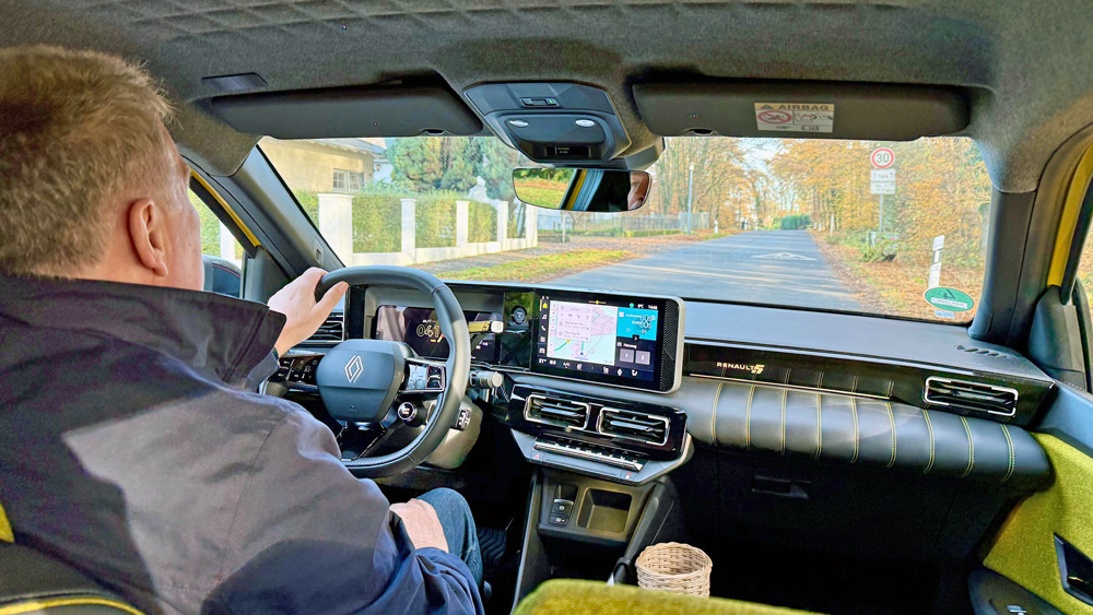 Mal schnell zum Bäcker
Der Brotkorb ist ein nettes Feature - auch wenn er den Beinraum des Beifahrers einschränkt und obendrein unverschämt teuer ist.