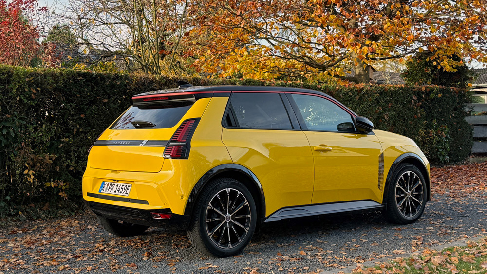 Zurück in die Zukunft
Retro-futuristisch nennt Renault das Design des Renault 5 E-Tech Electric. Soll heißen: Die Form gab der Klassiker vor, der elektrische Antrieb steht für die Zukunft der Mobilität. Und die Liebe zum Automobil. Verbrenner-Verbot hin oder her. Fotos: Rother