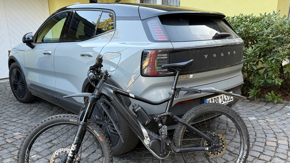 Mobile Ladestation
Der Volvo kann seine Akku auch nutzen, um über einen Adapter einen externen Verbraucher mit Strom zu versorgen. Etwa ein E-Bike.