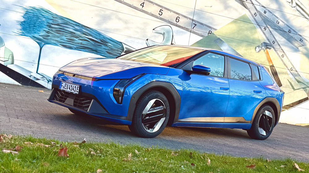 Maßarbeit
Auf einer Länge von 4,43 Meter bietet der Kia EV4 eine Menge Platz auch für die Passagiere in der zweiten Sitzreihe. Die geringe Fahrzeughöhe sorgt dafür, dass sich der Stromverbrauch auch bei höheren Geschwindigkeiten im Rahmen hält. Fotos: Rother