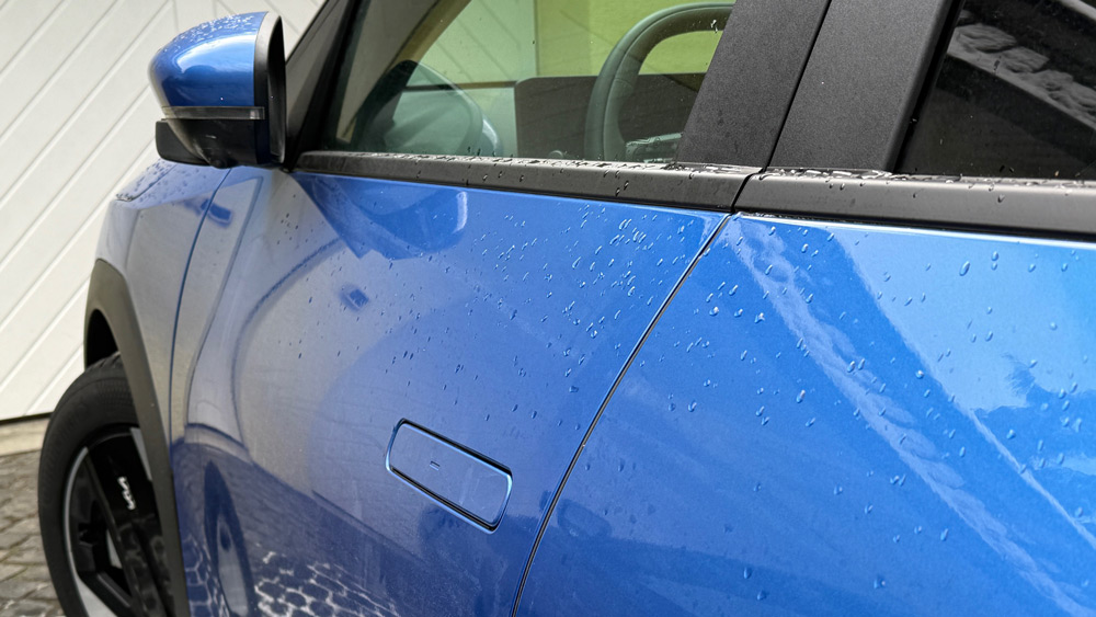 Kurz und bündig
An den eingefahrenen Klappgriffen erkennt man, ob die Türen verriegelt sind. Automatisch lassen sich diese öffnen - schließen nicht.