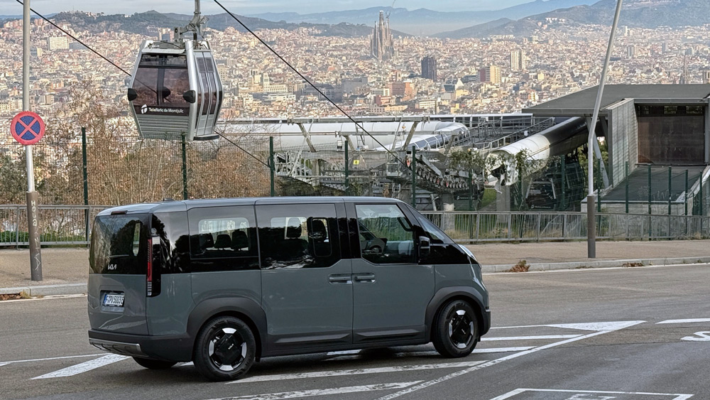 New Kid in Town
Mit einer Länge von knapp 4,70 Metern sowie einem nur elf Meter großen Wendekreis ist der elektrische Kia PV5 Passenger in einer Großstadt wie Barcelona perfekt aufgehoben. Familien wie Hotelbetriebe werden den preiswerten Kleinbus lieben. Foto: Kia