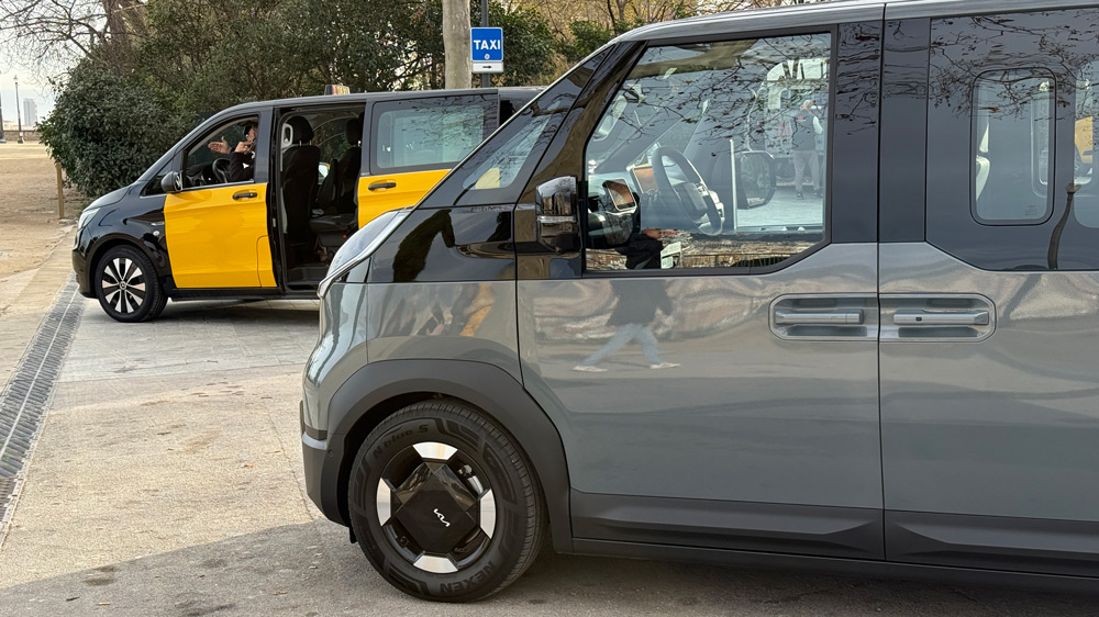 Der Neue am Taxiplatz
Mit den zwei (gegen Aufpreis) auch elektrisch zu öffnenden großen Seitentüren und der niedrigen Ladekante ist der PV5 für Taxifahrer eine preiswerte Alternative zu den etablierten Kleinbussen wie der V-Klasse von Mercedes-Benz.