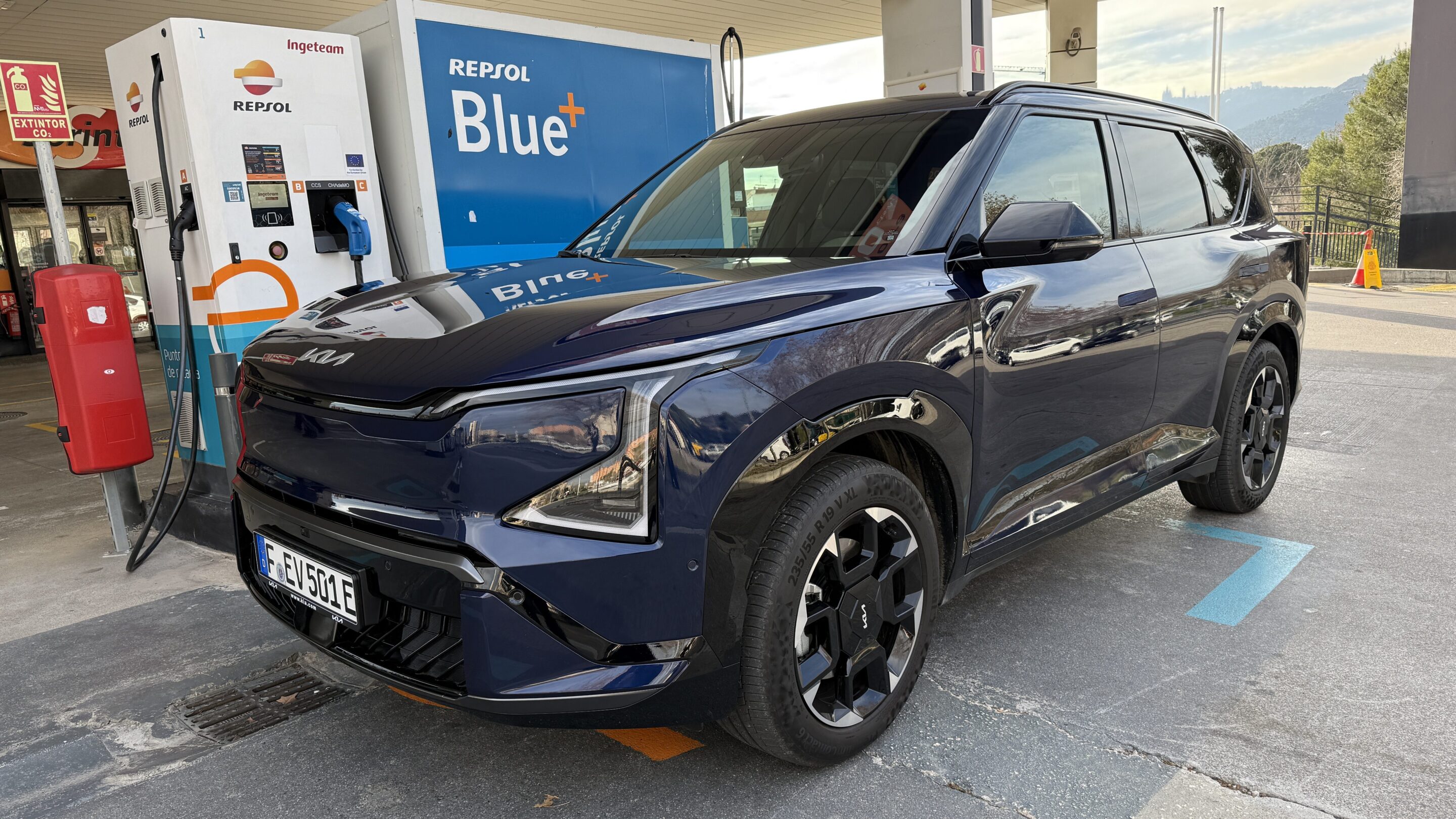 Besser als befürchtet
Die maximale Ladeleistung am Schnelllader ist niedrig, die Ladeperformance allerdings gut: Spätestens nach 30 Minuten geht es weiter. 