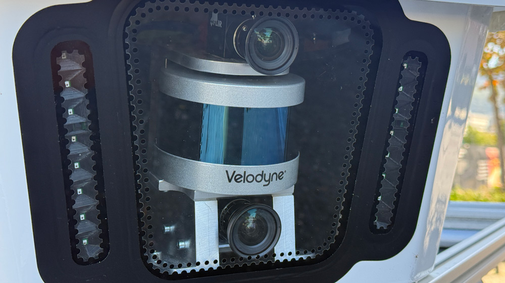 Auge des Gesetzes
Für den Einsatz bei Tageslicht hat der Toyota zwei Farb- und für die Nachtstunden zwei Schwarz-Weiß-Kameras auf dem Dach. Dazu Infrarot-Strahler sowie zur Positionsbestimmung Lidar-Sensoren. Bilder: Thomas Geiger