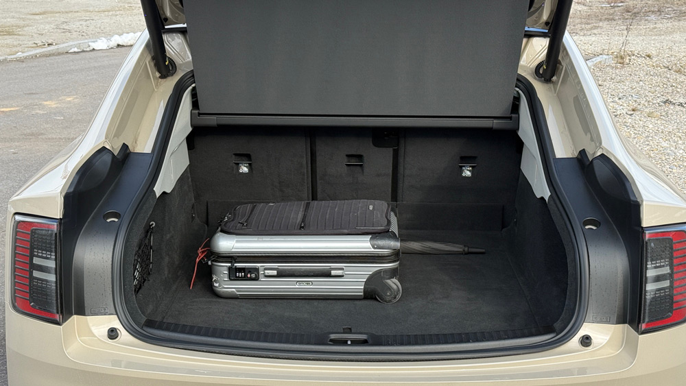 Reichlich Platz fürs Bordgepäck 
424 Liter fasst der Kofferraum des Volvo ES90, der dank der großen, elektrisch betriebenen Heckklappe leicht zu beladen ist. 