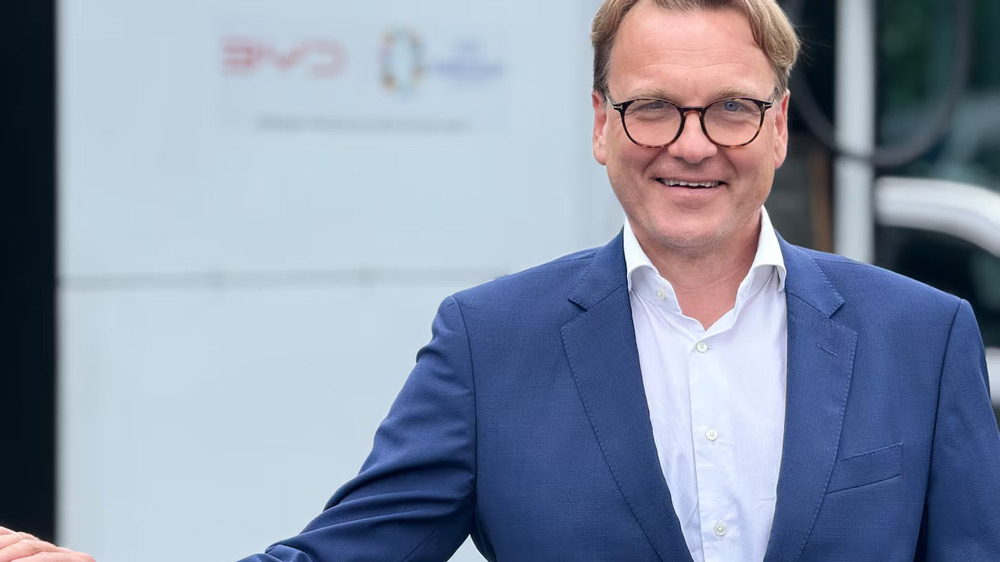 Lars Bialkowski 
Der 54-jährige Diplom-Kaufmann aus Bielefeld kennt das Automobilgeschäft aus dem Effeff. Seine Karriere startete er als Trainee bei der Schwabengarage AG. Es folgten Stationen im Vertrieb von Ford, Toyota, John Deere sowie Nissan Europe. 2020 wurde er Vertriebsvorstand bei Renault Deutschland, 2022 Managing Director von Stellantis in Deutschland. Seit Sommer 2025 leitet er nun die Geschäfte von BYD in Deutschland und den Benelux-Ländern.   