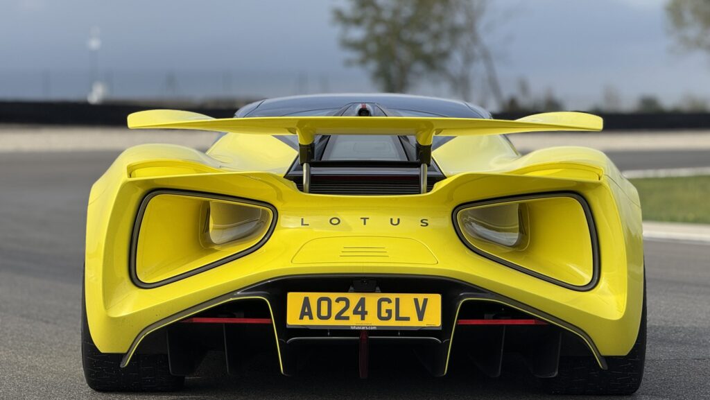 Mit Sicherung
Mit einem Sensor am Nummernschild wollen die Briten erstens sicherstellen, dass damit niemand im Straßenverkehr Schindluder treibt. Seine volle Kraft entfaltet der Lotus Evija nur auf der Rennstrecke - nach Demontage des Kennzeichens,