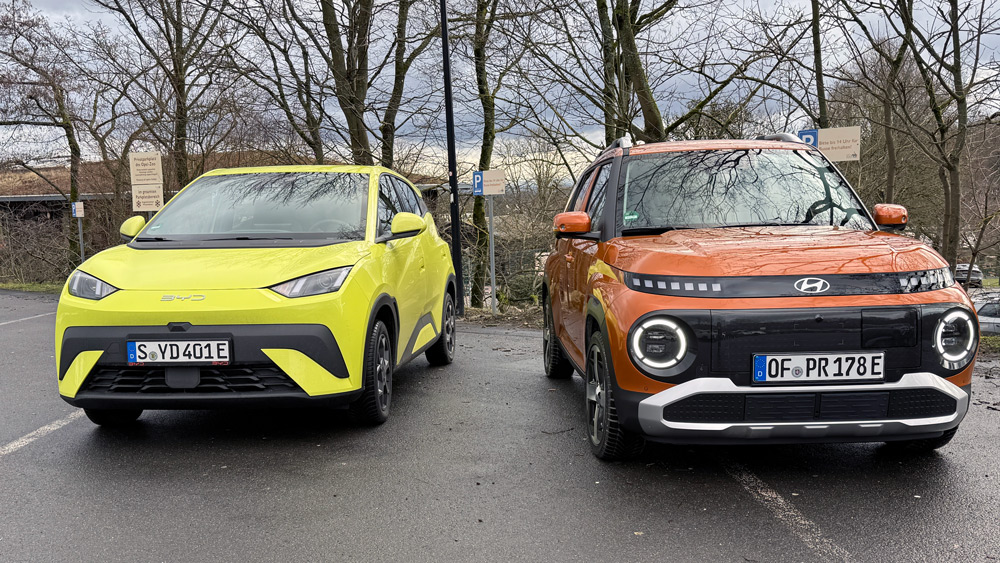 Ein Kessel Buntes
Der Hyundai Inster (rechts) ist 17 Zentimeter kürzer als der BYD Dolphin Surf und hat einen (geringfügig) kleineren Akku, kostet aber in ähnlicher Ausstattung fast 3000 Euro mehr.