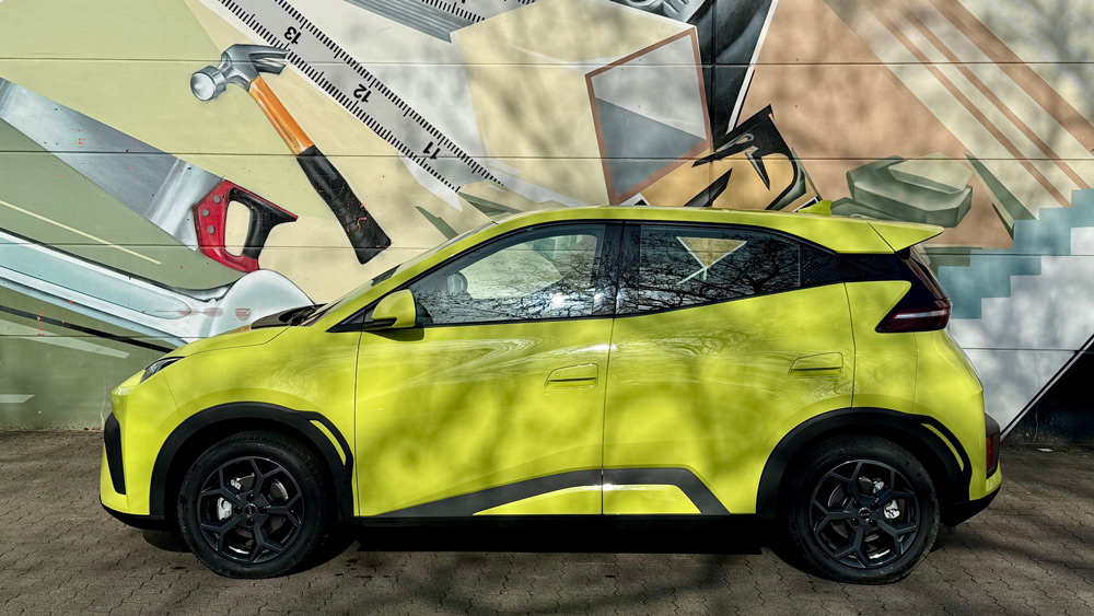 Maßarbeit
Trotz einer von knapp vier Metern bietet der BYD Dolphin Surf erstaunlich viel Platz. Und das nicht nur in der ersten Sitzreihe, sondern auch für zwei Passagiere im Fond.