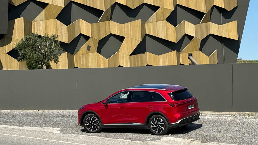 Kontrastprogramm 
Im Unterschied zu der modernen Architektur, mit der portugiesische Weingüter auf sich aufmerksam machen, bietet die 4,71 Meter lange Karosserie des MG S6 keine großen Angriffspunkte. Foto: Rother