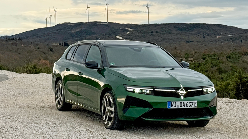 Lichterscheinungen 
Der Opel-Blitz leuchtet wie schon beim Grandland auch am Astra permanent. Ganz neu ist der Kompass, den die Designer mit zwei LED-Leuchtstreifen auf die Fronthaube gezaubert haben. Ähnlichkeiten mit einem Fadenkreuz sind allerdings wohl eher Zufall.  
