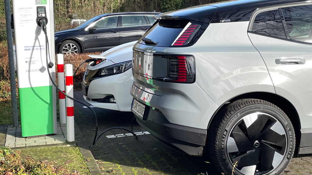 Falsch verbunden
Volvo hat die Ladeklappe hinten links platziert. In Ländern mit Rechtsverkehr könnte es da ein Problem geben, wenn die Parksäule am Fahrbahnrand steht: Parken entgegen der Fahrtrichtung wird hierzulande mit 15 Euro bestraft. 