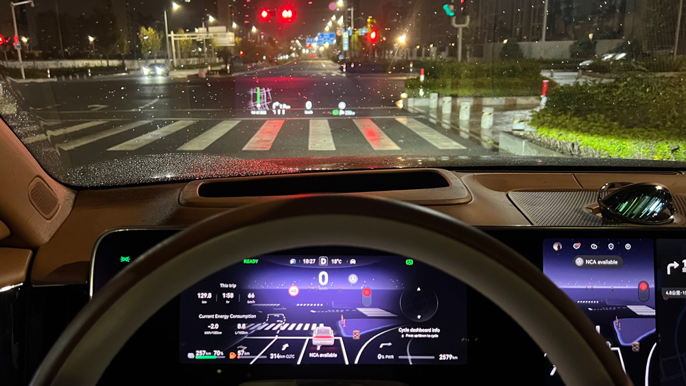 Autonom fahren auf Level 3 
Ausgestattet mit ADS 4, der neusten teilautonomen Fahrfunktion von Huawei aus Level 3, chauffiert der S800 trotz seiner monströsen Länge sehr harmonisch durch den Stadtverkehr von Shanghai. Selbst bei Nacht und im Regen. Fotos: Zöllter 